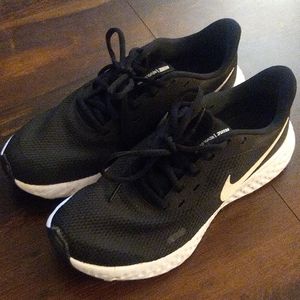 EUC Women's Nike Revolution Running Shoe